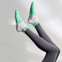 Vente chaude filles dames multicolore Ballet cheville exercice Yoga chaussettes dames antidérapant Pilates chaussettes avec poignée