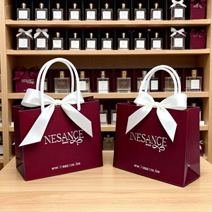 Sac cadeau en papier de luxe écologique pour parfums et bijoux, avec logo en relief et estampage à chaud argenté, ruban de 3 cm de large - Product Image 2
