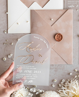Enveloppes d'invitation de mariage personnalisées en velours beige, avec arche dorée glamour, en plexiglas acrylique givré transparent et cartes à dorure à chaud