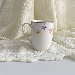 Taza de lujo con patrón floral Ditsy, borde de pintura dorada, taza de té de la tarde para el Día de la madre - Product Image 3