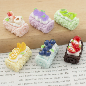 ของเล่นพลาสติกตุ๊กตาจิ๋วรูปเค้กสตรอว์เบอร์รีการ์ตูนน่ารัก ขนาด 18 มม. x 20 มม. ของขวัญส่งเสริมการขาย - Product Image 2