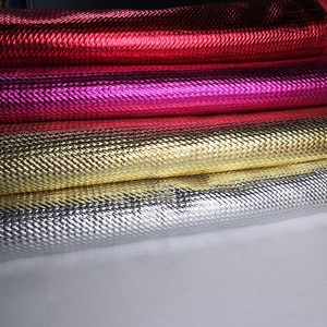 Tela Metálica Brillante <span class=keywords><strong>Roja</strong></span> <span class=keywords><strong>Liverpool</strong></span> de Poliéster con Burbujas para Confección de Prendas y Manualidades para Niñas - Elástica y Resistente a las Arrugas - Product Image 3