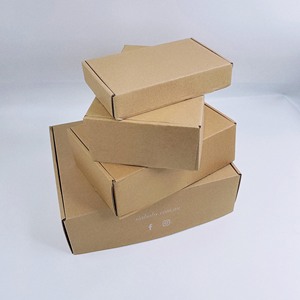 Boîtes d'expédition en papier kraft personnalisées avec logo, écologiques, en carton ondulé, pour l'emballage de vêtements de marque de mode. - Product Image 1