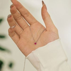 Colliers pendentifs en forme de cœur en argent S925 avec diamants, rubis et zircone 5A, design simple et élégant de Dylam Fashion, parfaits pour les cadeaux de Noël. - Product Image 5
