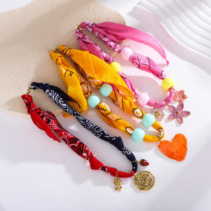 Collier tendance 2025 en foulard de soie de style bohème avec pendentif en forme de cœur en acier inoxydable - Product Image 3