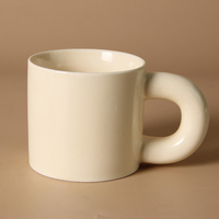 Produits phares : Tasses à café et à eau en céramique nordique avec poignée en forme de crème glacée, logo et design personnalisés, et photo sur mesure