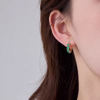 Boucles d'oreilles Huggies brillantes avec serti de diamants ou de pierres précieuses Lingrock pour elle |   Pierre précieuse ronde |   Or massif 18 carats