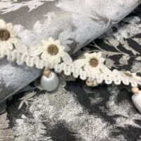 100% polyester, motifs jacquard haute densité, texture visible, utilisation polyvalente