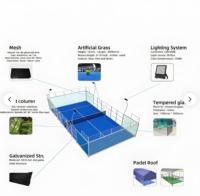 Terrain de padel panoramique extérieur avec structure en verre transparent et clôture métallique pour projets sportifs