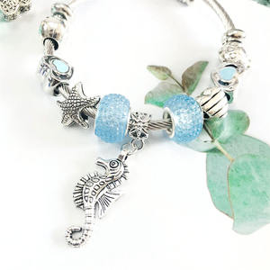Nuova Serie Mare: Bracciale Charm da Donna con Delfino, Cavalluccio Marino e Conchiglia per Primavera/Estate 2026 - Product Image 5
