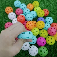 Balle de golf d'entraînement intérieure extra-douce et colorée de 42 mm à 26 trous ; Balle jouet en EVA moulée par injection pour enfants et animaux domestiques ; Modèle perforé