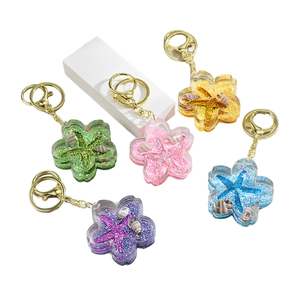 Llavero de acrílico con diseño de dibujos animados de Quicksand, colgante de bolsa con flor de cerezo, bonito llavero de pareja, regalo de Sakura con líquido flotante - Product Image 1