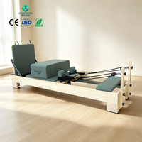 Reformer de Pilates en bois d'érable et de chêne avec poignée intégrée 2390x670mm, ensemble complet d'accessoires, équipement de studio CE ISO RoHS