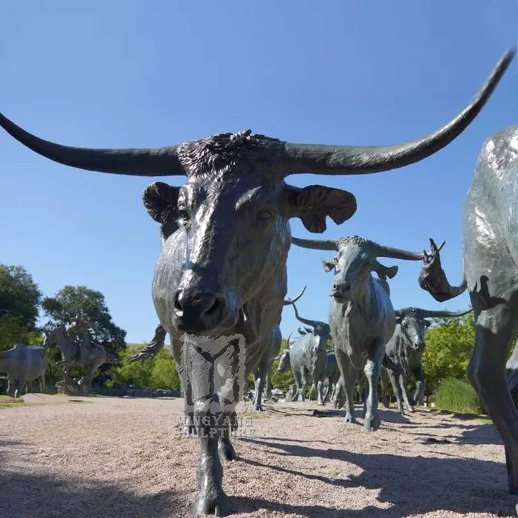 Escultura de bronce público al aire libre, estatua de latón de estilo moderno Texas Longhorn, vaca, ganado, tamaño real