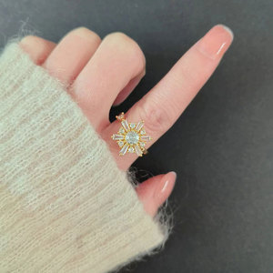 Anillos giratorios de copo de nieve con circonitas pavé, chapados en oro sobre cobre, para mujer, resistentes al deslustre, anillos antiestrés, joyería para la ansiedad - Product Image 2