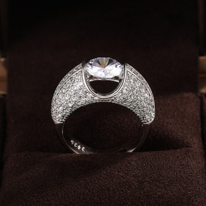 Anello da Donna Completamente Incastonato di Zirconi, Elegante Gioiello per Fidanzamento, Sposa, Uso Quotidiano e Banchetti - Product Image 4