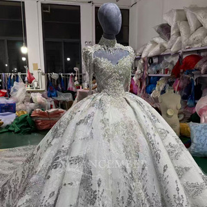 Robe de bal vintage Mc058 argentée et blanche avec appliques en cristal, franges perlées aux épaules, col bateau, traîne chapelle intégrée - Product Image 4