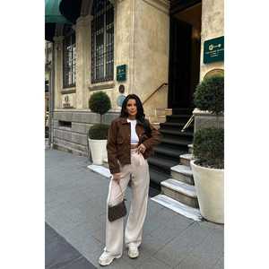 Chaqueta Marrón para Mujer con Cuello Camisero y Detalle de Bolsillo - Product Image 1