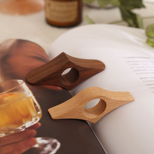 Portatelibro in legno di noce fatto <span class=keywords><strong>a</strong></span> <span class=keywords><strong>mano</strong></span> anello per il pollice per la lettura di Logo personalizzato <span class=keywords><strong>segnalibri</strong></span> di lettura in legno - Product Image 2