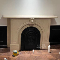 Cheminée en marbre beige arquée à insert victorien sculpté antique de style français à vendre