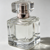 Flacon de parfum transparent carré avec facettes géométriques