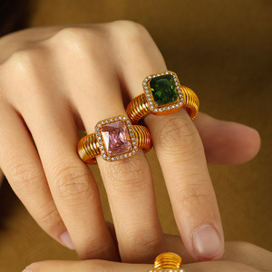 แหวนเพชรทรงเรขาคณิต ชุบทอง 18K ไทเทเนียมสตีล ประดับเพชรแบบ Pave Setting เครื่องประดับสำหรับงานปาร์ตี้ ใช้ได้ทั้งชายและหญิง - Product Image 1