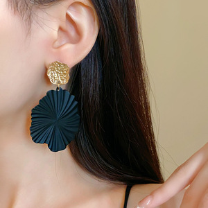 Nouvelles boucles d'oreilles pour femmes, style européen et américain, élégantes et sophistiquées, vente en gros - Product Image 3