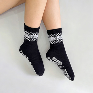 Chaussettes de yoga et de pilates personnalisées en tricot, antidérapantes, avec des volants mignons et des poignées en forme de cœur blanc pour les jeunes pratiquant le pilates - Product Image 2