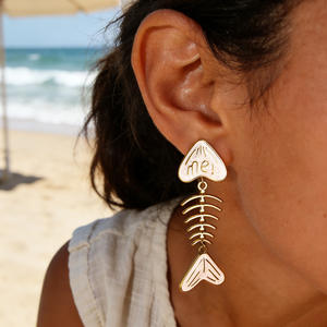 Pendientes colgantes con diseño de espina de pescado de dibujos animados, tachuelas de acero inoxidable chapadas en oro de 18k para mujer, joyería de moda EH12285 - Product Image 1