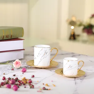Toptan lüks beyaz altın ebru kupa bardak dekoratif seramik arapça kahve fincanları altın tabak
