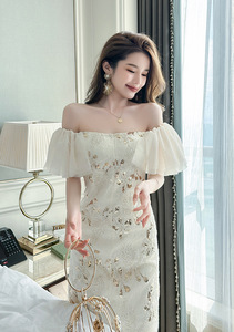 Robe décontractée blanche à volants multicouches en maille florale avec manches à volants, col bateau brodé de sequins dorés - Product Image 2