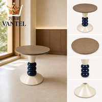 Table d'appoint ronde moderne pour hôtel, plateau en bois personnalisé, base sculpturale sur piédestal pour projets de hall d'entrée, de salon, de café et de villa