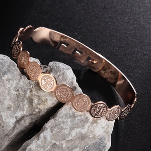Classico Bracciale Sportivo/Casual in Acciaio Inossidabile 316 Placcato Oro con Cornice di San Benedetto, Gioiello Amuleto Cattolico di Gesù <span class=keywords><strong>per</strong></span> Uomini e Donne - Product Image 3