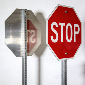 Segnali Stradali Riflettenti in Alluminio da 60cm Personalizzabili per Sicurezza Stradale - Product Image 2