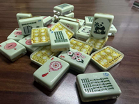 Set Mahjong Akrilik Hijau Giok Amerika dengan Sandaran Rotan Anyaman, Motif Bunga Sakura, Bambu, dan Gambar Rumah Teh untuk Hiburan
