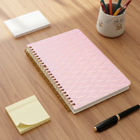 Carnet à spirales en chevrons rose irisé personnalisable pour un usage quotidien et pour offrir en cadeau