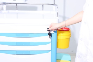 Универсальная современная тележка для экстренной помощи из АБС-пластика с 4 колесами, стабилизирующей системой и компактным складным дизайном для больниц и жилых помещений - Product Image 3