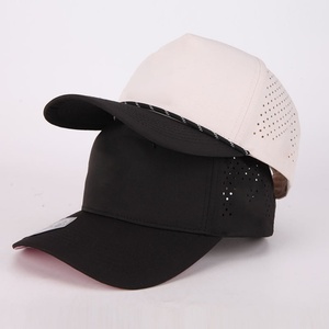 Casquette de baseball sportive personnalisée à 5 panneaux en polyester imperméable avec perforations découpées au laser et patch en caoutchouc pour le golf - Product Image 3
