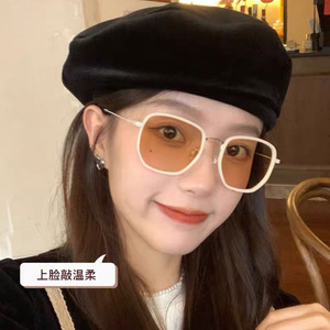 Gafas Planas Fotocromáticas Anti-Luz Azul para Mujer, Color Blanco Leche, Diseño que Adelgaza el Rostro, Dosis Variable, Novedad 2026 - Product Image 1