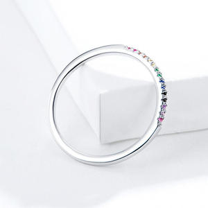 Anillo de media eternidad chapado en plata 925 con circonita cúbica de arcoíris degradado, delicado y apilable. - Product Image 3