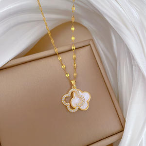 قلادات نسائية بالجملة من التيتانيوم المطلي بالذهب بتصميم البرسيم الأسود المرصع بالألماس - Product Image 3