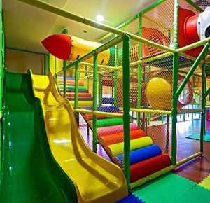 Equipo de patio interior interactivo para niños Parque de tobogán doble de plástico blando comercial para centros de juego interiores - Product Image 2