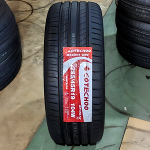 Pneus et jantes de voiture 255/45ZR19 - Product Image 1