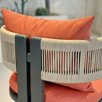 Chaise de bar d'extérieur avec dossier en corde, repose-pieds et coussins pour terrasse