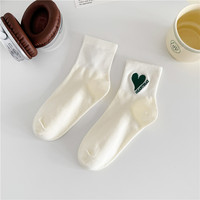 Chaussettes mi-mollet pour femmes de couleur verte avec des motifs en forme de cœur, adaptées aux entraînements de style scolaire