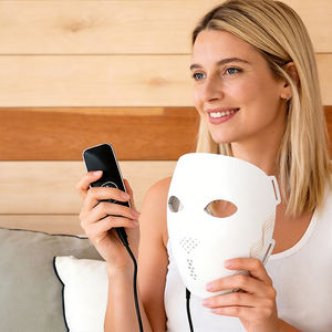 Masque facial laser 4D en silicone, appareil de rajeunissement de la peau pour la maison et le salon, avec télécommande et batterie 3000 mAh - Product Image 1