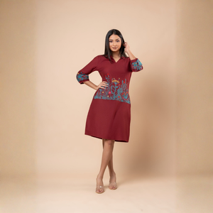 Vestido Corto de Lino Color Granate Premium con Delicado Bordado Floral y Escote en V para Mujer - Product Image 4