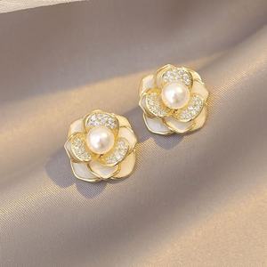 Boucles d'oreilles élégantes et tendance en alliage plaqué or avec fleur de camélia et perle, ornées de strass blancs personnalisés pour les occasions festives - Product Image 1