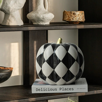 Intérieur de maison moderne Articles d'ameublement doux à carreaux noirs et blancs avec ornements en céramique en forme de citrouille