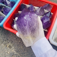 Vente en gros de cristaux bruts d'améthyste naturelle en forme de baguette pour la guérison des chakras, la décoration de la maison, la collection d'art, les cadeaux